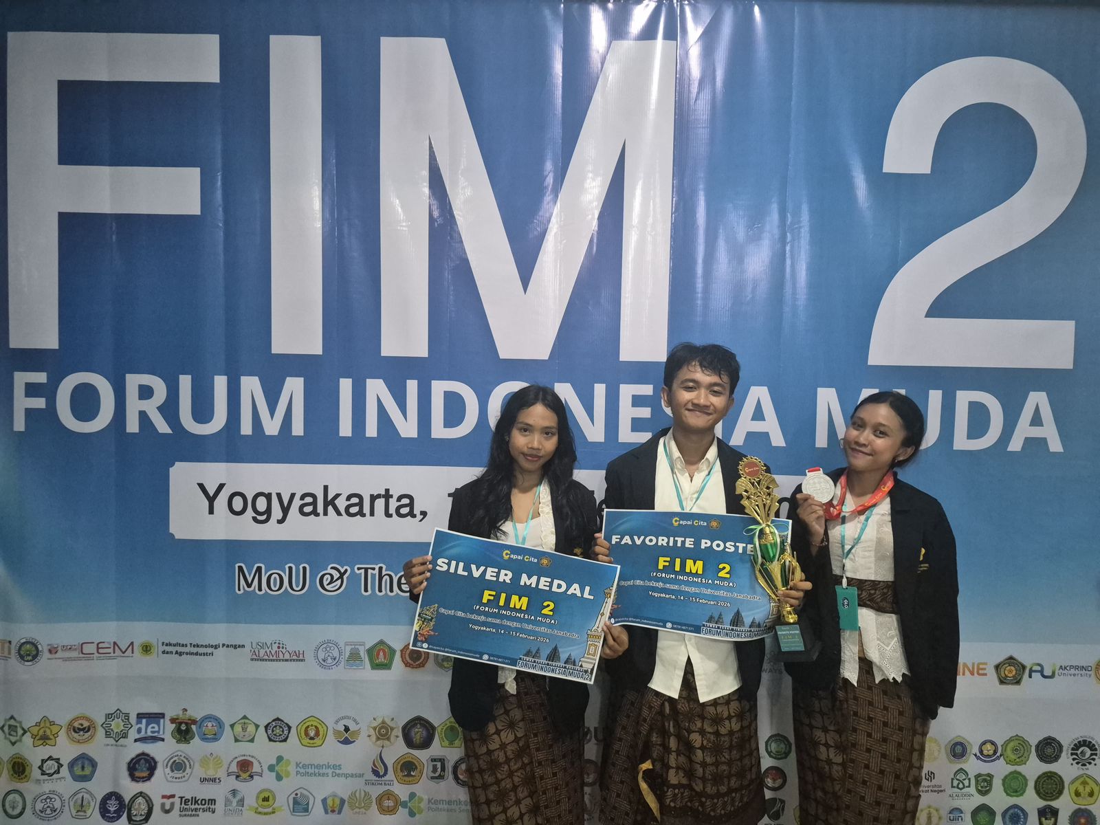 Kado Valentine, Tiga Mahasiswa UHN Sugriwa Sabet Juara Lomba Poster Forum Indonesia Muda