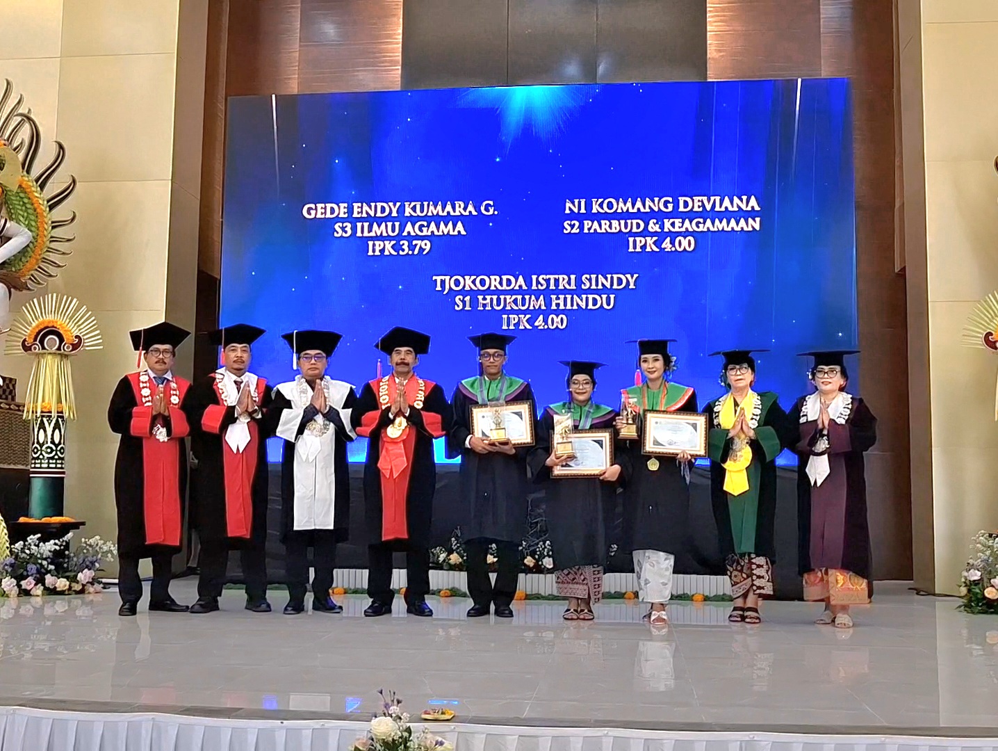 WISUDA XIII UHN SUGRIWA LAHIRKAN 608 SARJANA, REKTOR  PESAN BAWA PERUBAHAN POSITIF 