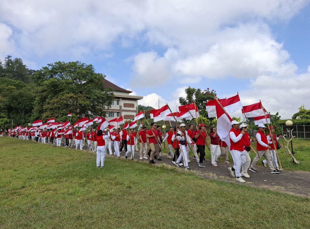 SAMBUT HUT RI KE-81, UHN SUGRIWA LAKSANAKAN KIRAB BENDERA MERAH PUTIH