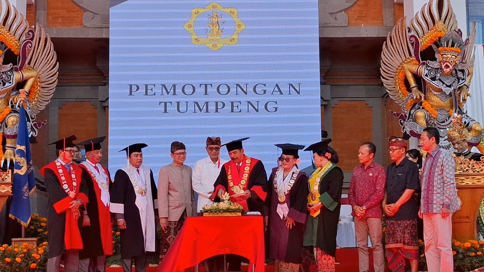 Kukuhkan Lima Guru Besar di Dies Natalis V, Rektor UHN Sugriwa : Ini Momen Spesial