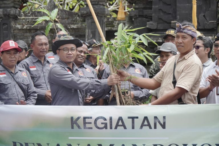 Aksi Nyata Cegah Bencana, FPRB Bangli Bersama UKM Mapala Widya Wahana UHN Sugriwa Reboisasi di Kawasan Rawan Bencana